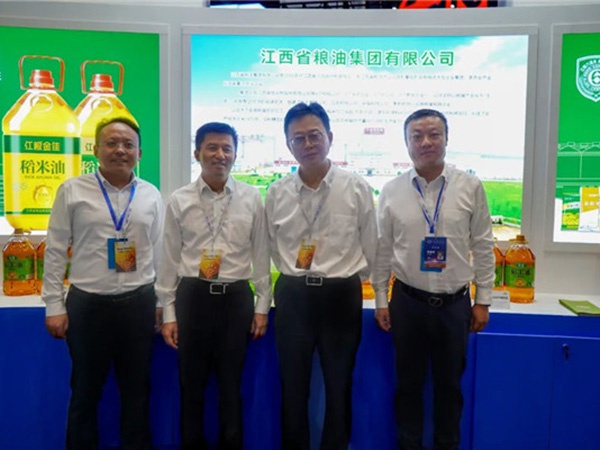 永利总站集团产品亮相第五届中国粮食交易大会，省粮食和物资储备局和大成国资集团主要领导参观指导